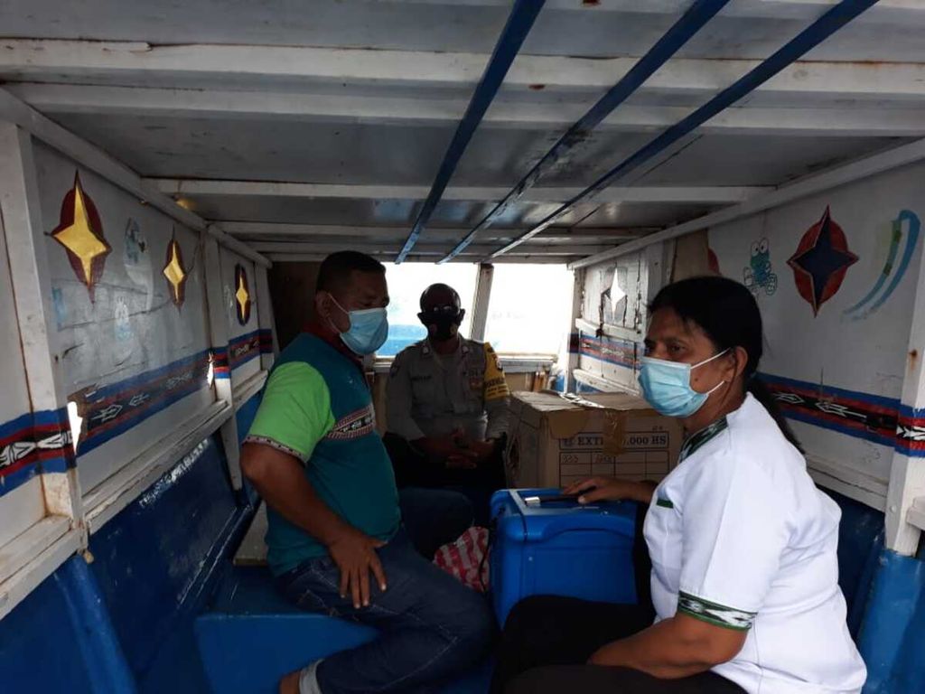 Vaksin Covid-19 diangkut menggunakan<i> speedboat</i> ke Pulau Seira, Kabupaten Kepulauan Tanimbar, Maluku, Rabu (27/1/2021).