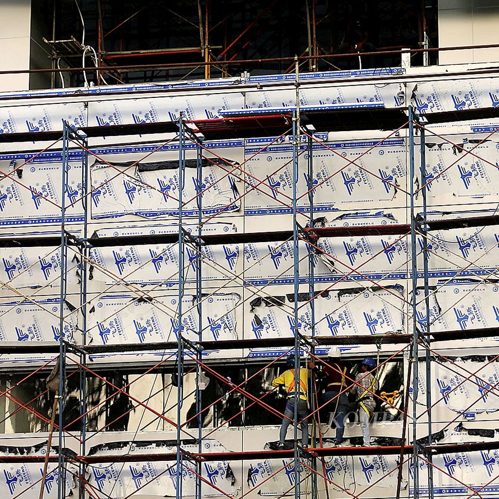 Pekerja menyelesaikan pembangunan hunian vertikal di kawasan Tanah Abang, Jakarta, Rabu (22/11). Sektor konstruksi termasuk salah satu sektor penyumbang pertumbuhan ekonomi dan penyerap tenaga kerja.