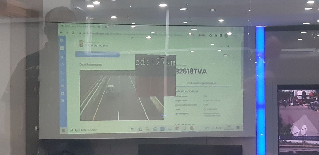 Layar yang menampilkan tangkapan foto kamera sistem ETLE di jalan tol. Petugas di ruang kerja TMC Polda Metro Jaya, Jakarta, kemudian bertugas memverifikasi gambar, data kendaraan, dan data yang ditangkap alat sensor di lokasi untuk mendapatkan bukti pelanggaran yang sah.