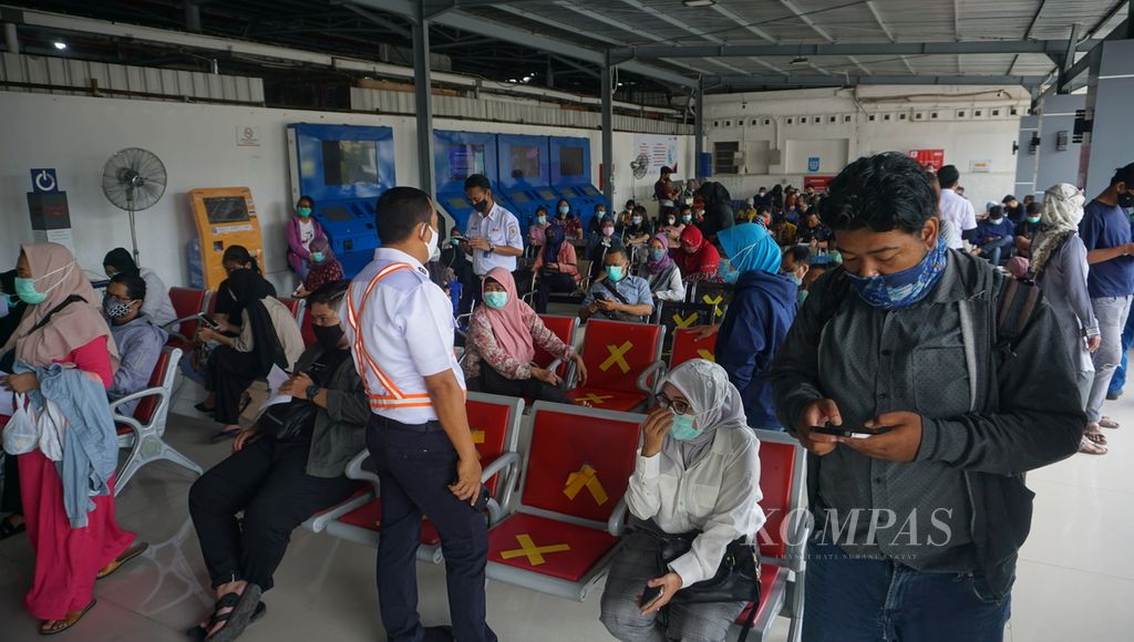 Penumpang kereta api antre untuk menjalani tes cepat antigen di Stasiun Yogyakarta, Kota Yogyakarta, Selasa (22/12/2020). 