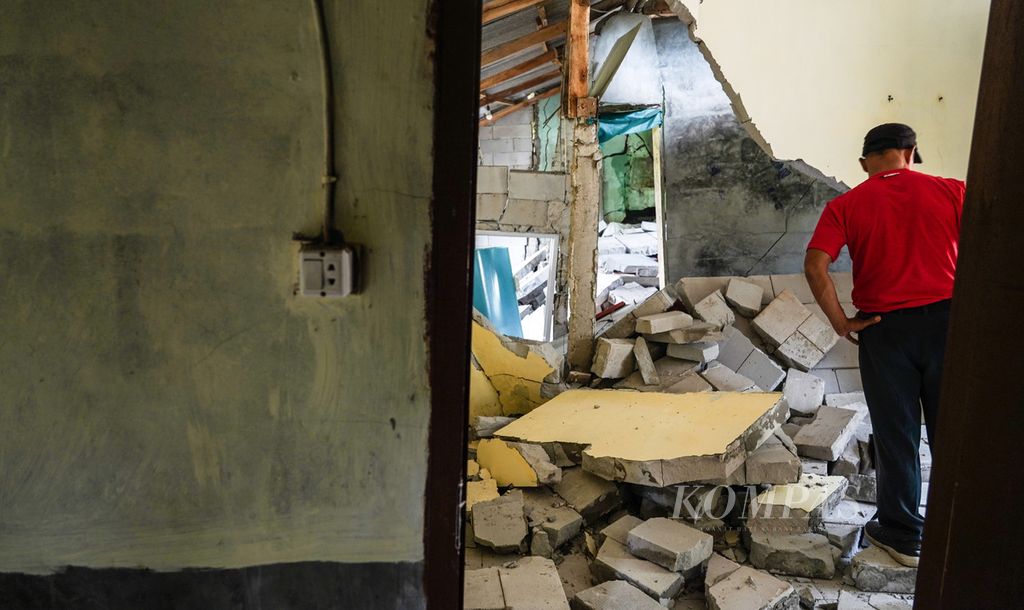 Kerusakan salah satu rumah warga di Kampung Curug, Desa Bojong Koneng, Kecamatan Babakan Madang, Kabupaten Bogor, Jawa Barat, akibat tanah bergerak, Rabu (21/9/2022). 