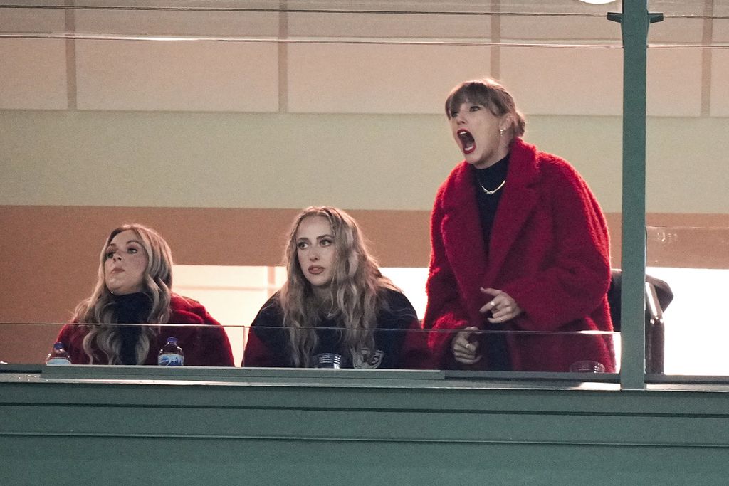 Taylor Swift (kanan) bereaksi pada paruh kedua pertandingan sepak bola NFL antara Kansas City Chiefs dan Green Bay Packers, pada 3 Desember 2023 di Green Bay, AS.