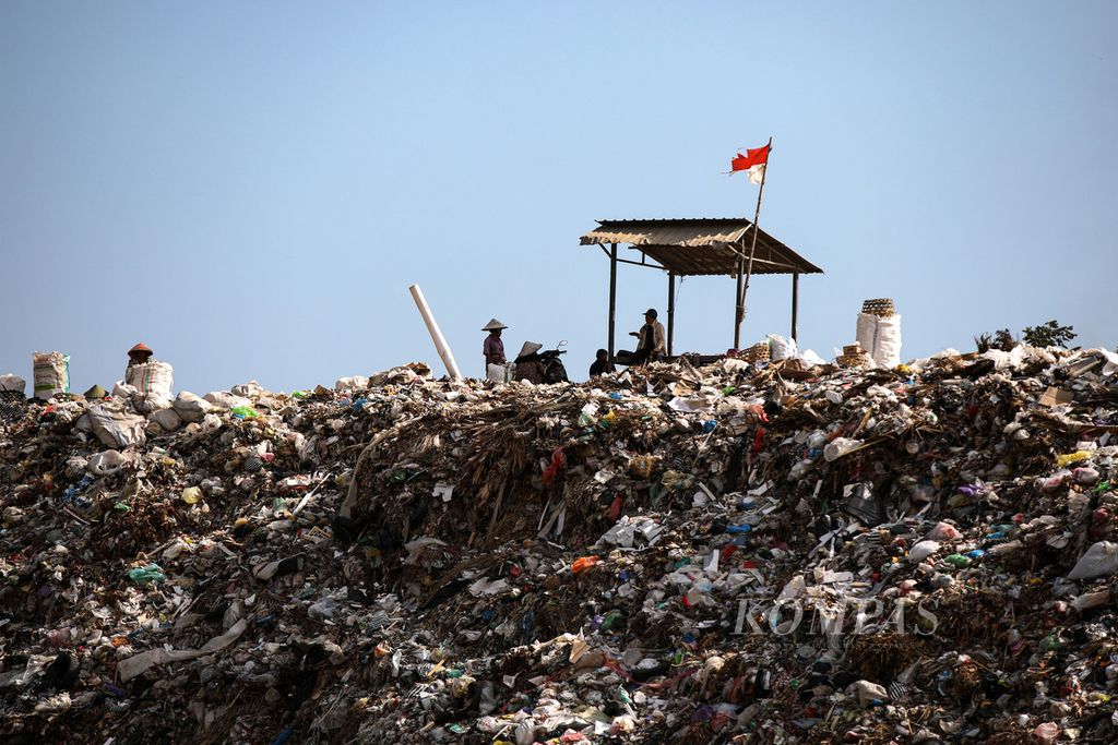 Pemulung memilih sampah di Tempat Pembuangan Akhir Regional (TPAR) Kebon Kongok, Kecamatan Gerung, Lombok Barat, Nusa Tenggara Barat, Senin (10/6/2024). 