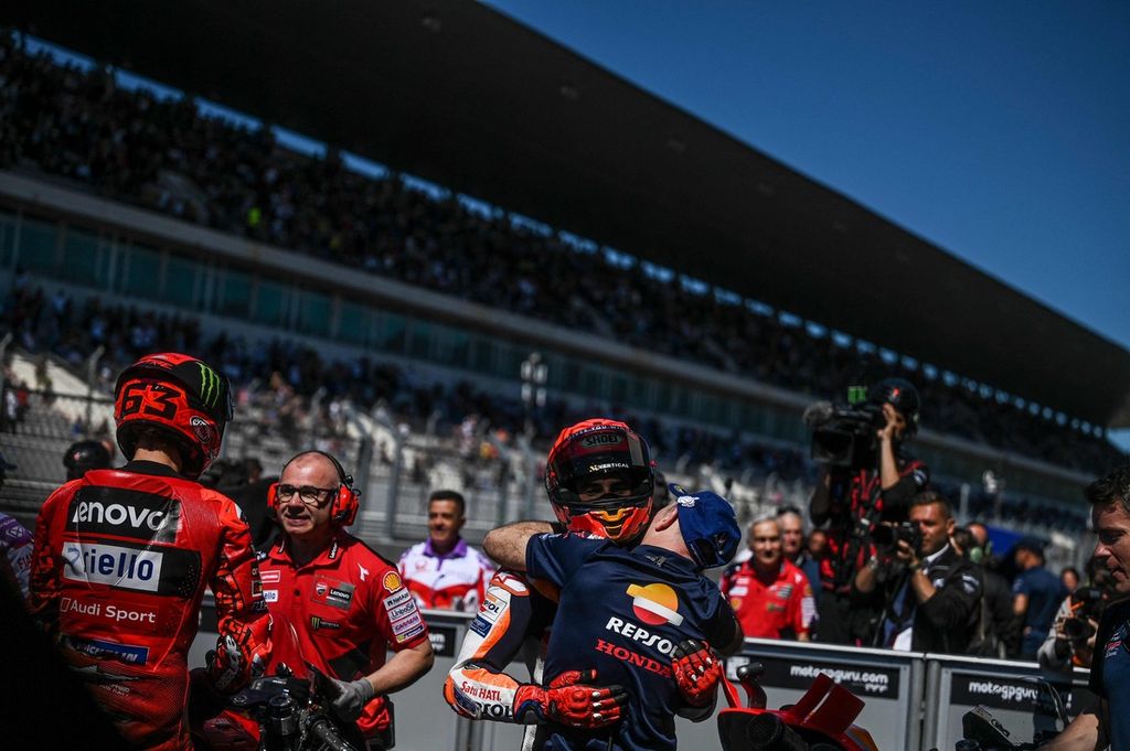 Pebalap Honda Marc Marquez melakukan selebrasi setelah sesi kualifikasi MotoGP seri Portugal di Sirkuit Internasional Algarve, Portimao, Sabtu (25/3/2023). Marquez membuat kejutan dengan meraih posisi start terdepan dalam kualifikasi. 