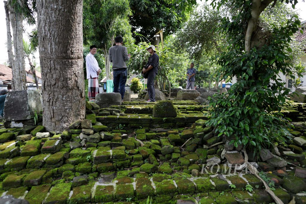 Situs Umpak Songo di Desa Tembokrejo, Kecamatan Muncar, Kabupaten Banyuwangi, Jawa Timur. Situs Umpak Songo diyakini sebagai sisa bangunan dari peninggalan Kerajaan Blambangan di wilayah paling timur Pulau Jawa itu. Dari situs ini, legenda Menak Jingga terawat sampai sekarang.