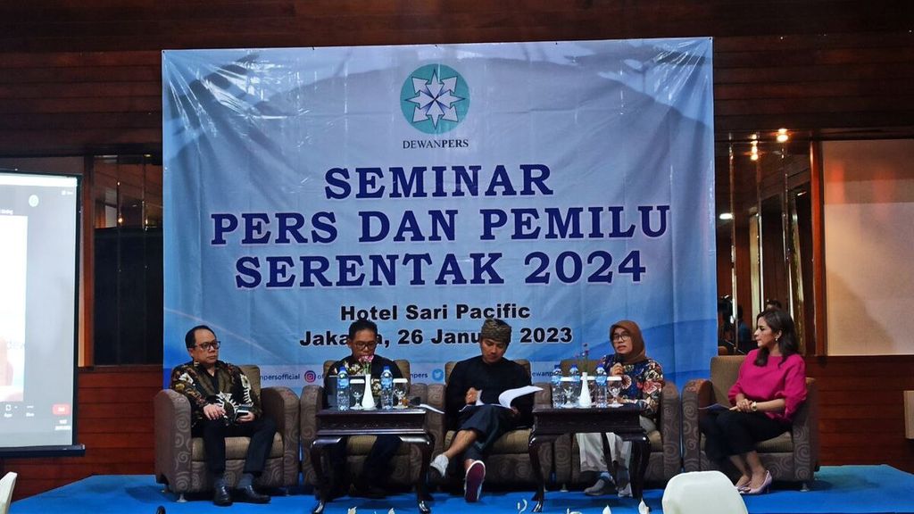 Chief editor of Kompas Daily Sutta Dharmasaputra (left), Chair of the Commission for Complaints and Enforcement of Press Ethics at the Press Council Yadi Hendriana, Chair of the Indonesian Broadcasting Commission Agung Suprio, CNN Reporting Director Titin Rosmasari, spoke at the seminar "Press and Simultaneous Elections 2024" held by the Council Press in Jakarta, Thursday (26/1/2023).