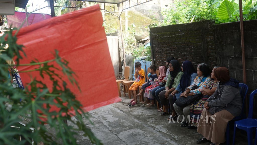 Sejumlah warga melayat ke kediaman Dyah Sujirah atau Sipon yang berpulang,  Kamis (5/1/2023), di Kota Surakarta, Jawa Tengah. 