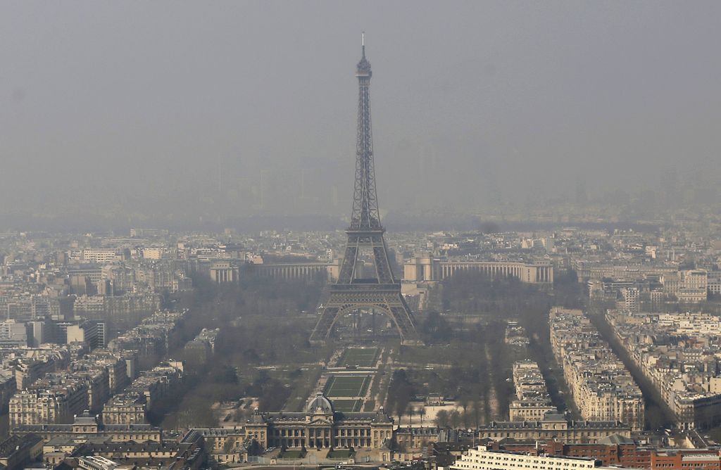 Menara Eiffel di Paris, Perancis, tertutup kabut asap pada 14 Maret 2014 gara-gara pencemaran udara.