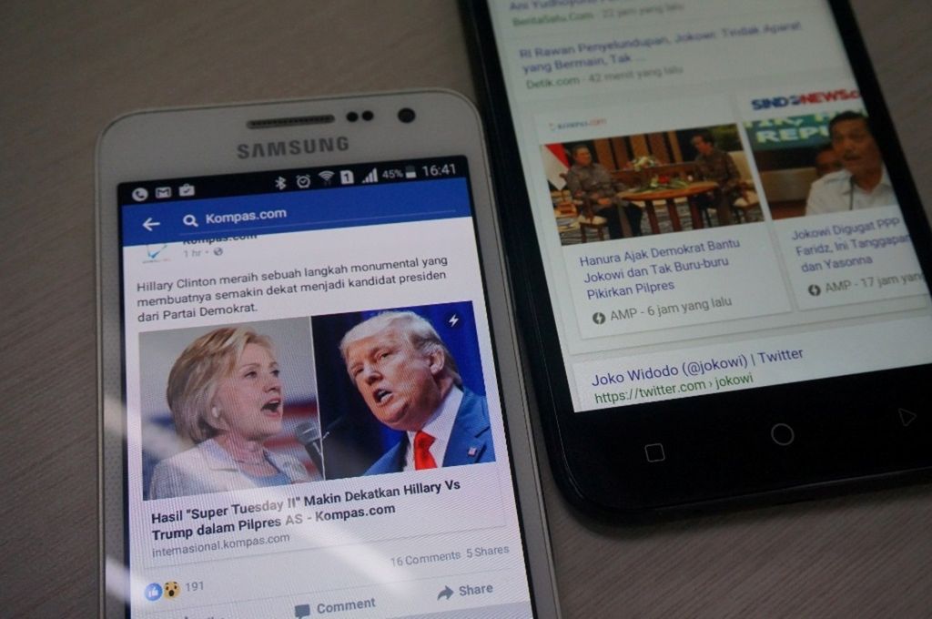 Berita pemilihan presiden Amerika Serikat 2016 dalam tampilan di media sosial di telepon pintar, Rabu (16/3/2016). Tampilan fitur Instant Article tampak di layar ponsel sebelah kiri, sedangkan fitur Accelerated Mobile Pages (AMP) ada di layar ponsel sebelah kanan. Dua teknologi ini dikembangkan secara terpisah oleh Facebook dan Google. 