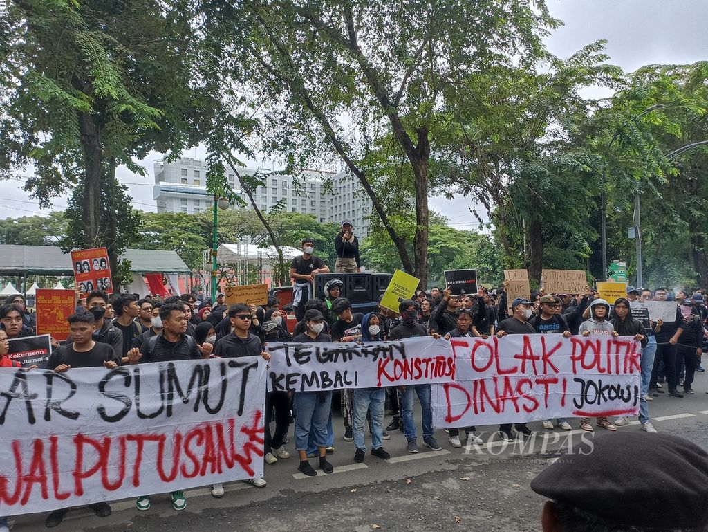 Mahasiswa dan organisasi masyarakat sipil berunjuk rasa di Gedung Dewan Perwakilan Rakyat Daerah Sumatera Utara, di Medan, Jumat (23/8/2024). Unjuk rasa di Medan berjalan damai hingga Jumat siang. 