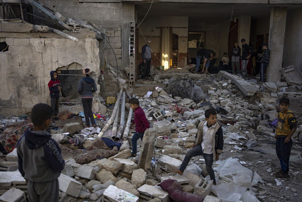 Sejumlah anak Palestina bermain di antara reruntuhan bangunan yang rusak akibat serangan Israel di Rafah, Gaza selatan, Jumat (29/12/2023). Serangan Israel telah menewaskan lebih dari 21.000 warga Palestina di Jalur Gaza. 