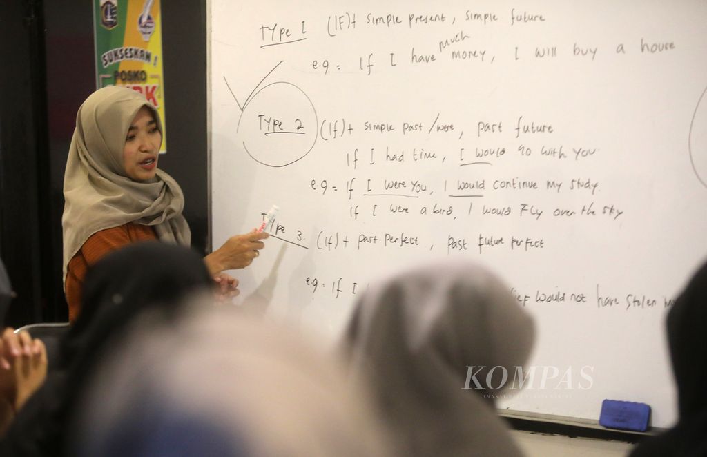 Guru mengajar pelajaran Bahasa Inggris dalam proses belajar kejar paket C di Rumah Belajar JICT di kawasan Koja, Jakarta Utara, Senin (6/3/2023). 