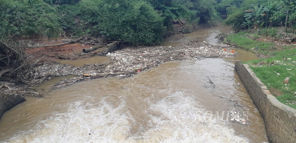 Air Sungai Cikeas yang dipenuhi sampah bambu, Jumat (17/5/2019) siang, di Jatiasih, Kota Bekasi, Jawa Barat.