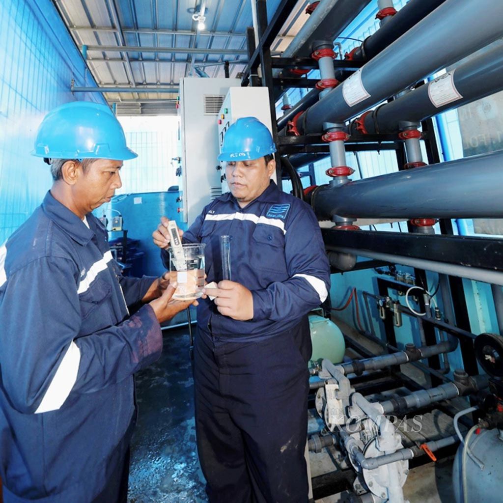 Tim badan pengawas PAM Jaya memeriksa kualitas kadar baku mutu air di Instalasi Pengolahan Air Rusun Pesakih, Daan Mogot, Jakarta Barat, Senin (27/11/2017). 