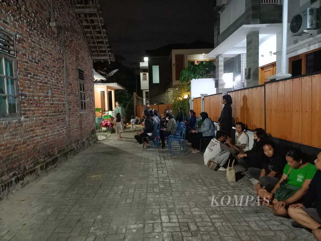 Sejumlah orang melayat ke rumah duka almarhum Jemek Supardi, Sabtu (16/7/2022) malam, di wilayah Nitiprayan, Desa Tirtonirmolo, Kecamatan Kasihan, Kabupaten Bantul, Daerah Istimewa Yogyakarta. 