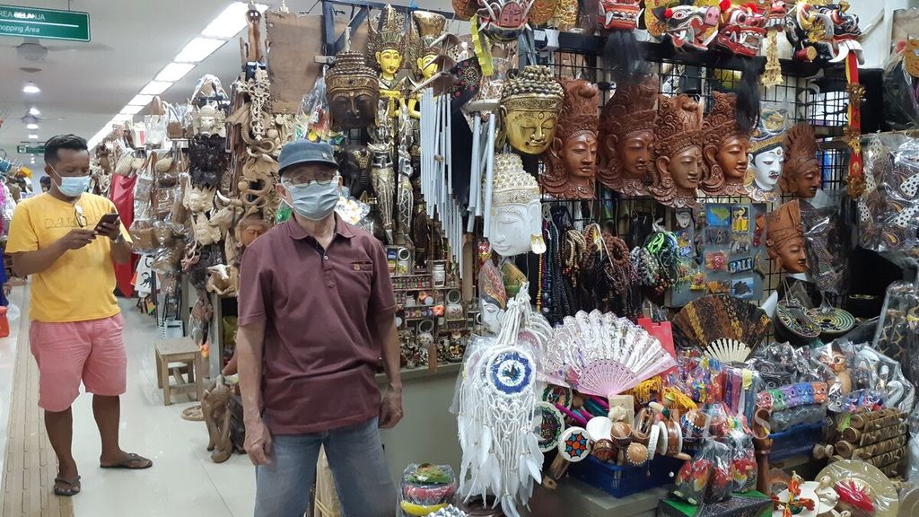 Pedagang di Blok A Pasar Seni Sukawati, Gianyar, masih tetap berjualan meskipun belum banyak pembeli berkunjung, Kamis (10/3/2022). Pasar Seni Sukawati termasuk ikon pariwisata Bali di Gianyar.