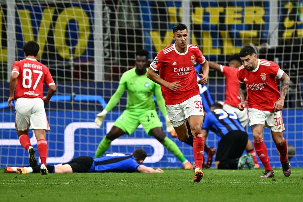 Pemain Benfica Petar Musa (tengah/depan) merayakan golnya ke gawang Inter Milan pada laga kedua perempat final Liga Champions di Stadion San Siro, Milan, Italia, Kamis (20/4/2023). Laga berakhir imbang 3-3 dan Inter lolos ke semifinal dengan agregat 5-3.