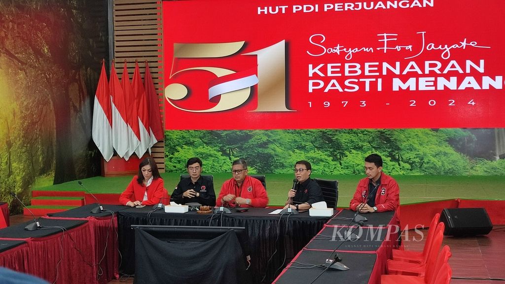 Sekretaris Jenderal Partai Demokrasi Indonesia Perjuangan Hasto Kristiyanto bersama Ketua DPP PDI-P Ahmad Basarah dengan ditemani kader PDI-P muda dalam jumpa pers di Kantor DPP PDI-P, Jakarta, Sabtu (6/1/2024).