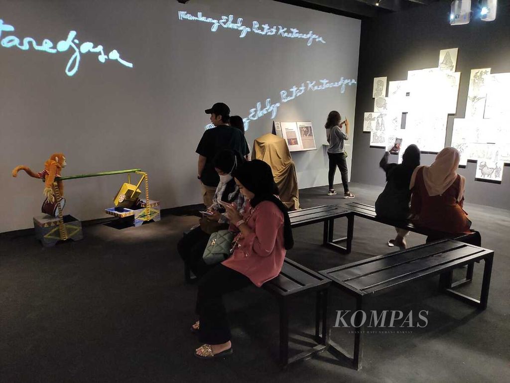 Sejumlah pengunjung Artjog 2023 singgah di ruang yang berisi karya-karya Butet Kartaredjasa di Yogyakarta, Rabu (5/7/2023).