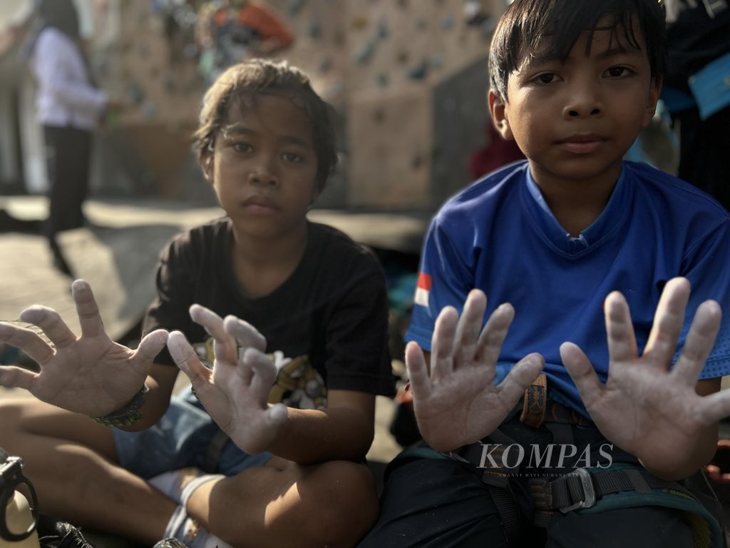 Renjana Suluh Arcapada (9) bersama rekannya menunjukkan tangannya yang kapalan karena latihan keras panjat tebing.