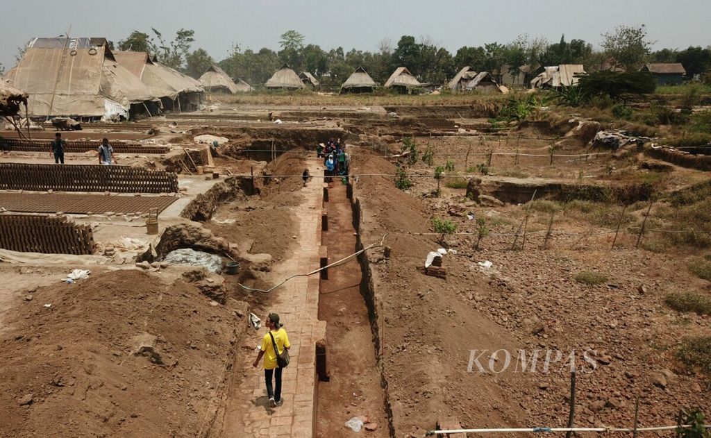 Struktur bata kuno yang diduga sebagai talud atau dinding era Kerajaan Majapahit terlihat saat berlangsung proses ekskavasi di lokasi Situs Kumitir, Dusun Bendo, Desa Kumitir, Kecamatan Jatirejo, Kabupaten Mojokerto, Jawa Timur, Rabu (30/10/2019). 