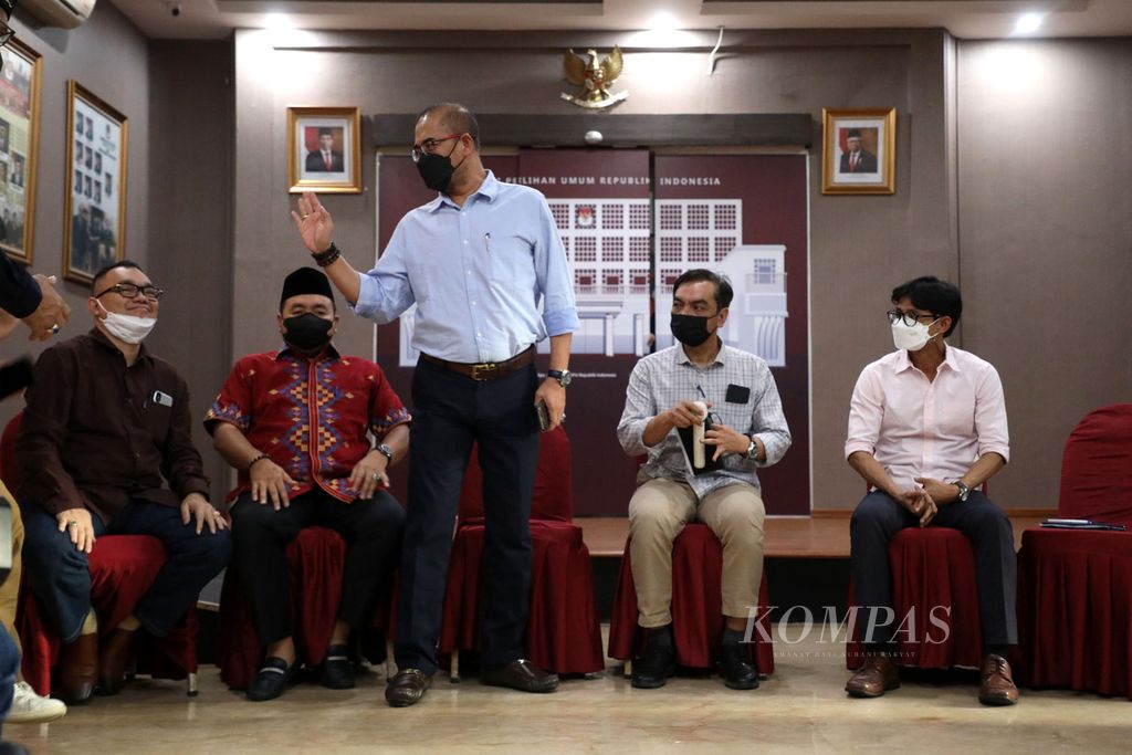 Ketua Komisi Pemilihan Umum (KPU) Hasyim Asy'ari (tengah) bersama anggota KPU lainnya, Mochamad Afifuddin (kiri) dan Yulianto Sudrajat bersiap mengikuti diskusi media bersama Ketua dan Anggota KPU 2022-2027 di Gedung KPU, Jakarta, Selasa (26/4/2022). 