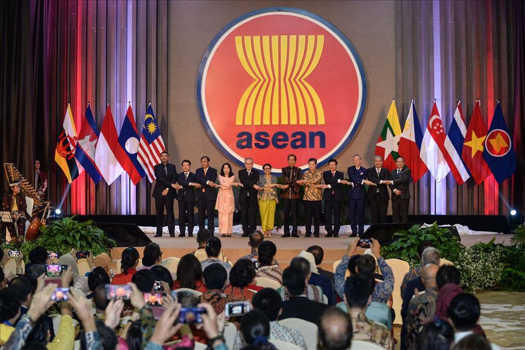 Presiden Joko Widodo didampingi Menteri Luar Negeri Retno Marsudi dan Sekjen ASEAN Lim Jock Hoi berfoto bersama perwakilan negara-negara ASEAN seusai meresmikan Gedung Sekretariat ASEAN di kawasan Kebayoran Baru, Jakarta Selatan, Kamis (8/8/2019). 