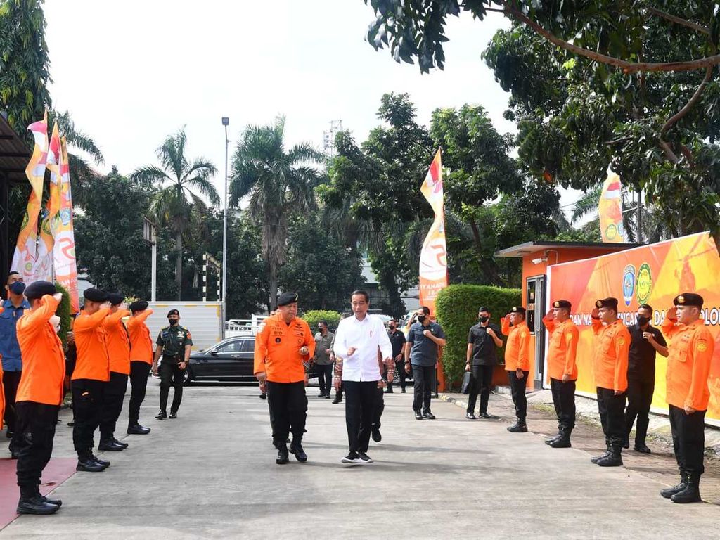 Presiden Joko Widodo meninjau peralatan yang dimiliki Badan Nasional Pencarian dan Pertolongan (Basarnas)  di sela-sela Rapat Kerja Basarnas dan Forum Koordinasi Potensi Pencarian dan Pertolongan Tahun 2023 di Basarnas Command Center, Jakarta, Kamis (16/2/2023).