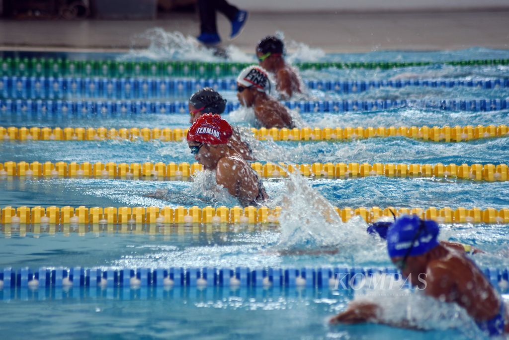 Peserta babak kualifikasi renang 50 meter gaya dada putri pada hari pertama Festival Akuatik Indonesia/Kejuaraan Nasional Akuatik Indonesia 2022 di Arena Akuatik Gelora Bung Karno, Senayan, Jakarta, Selasa (26/7/2022). Ajang itu kembali digelar setelah terakhir kali dilaksanakan pada 2019. Ajang itu sempat vakum karena pandemi Covid-19. Kehadiran lagi ajang itu pun disambut antusias para peserta yang haus dengan kompetisi. 