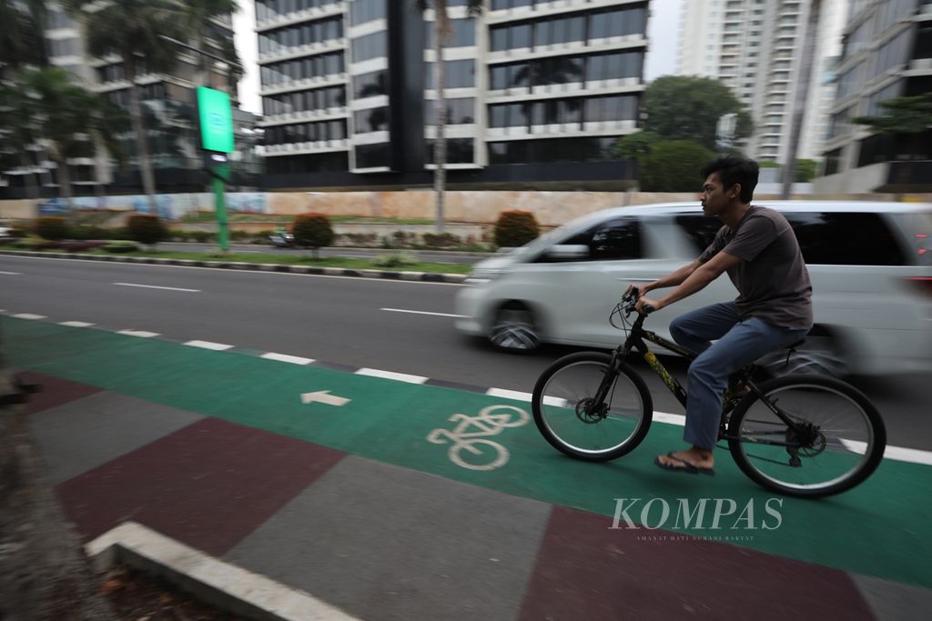 Jalur sepeda di trotoar ruas Jalan Pintu Satu, Senayan, Jakarta, Sabtu (23/11/2019). Jalur sepeda di sepanjang lingkar GBK ini merupakan salah satu fasilitas yang dibuat oleh Pemerintah Provinsi DKI Jakarta sebagai salah satu persiapan untuk menyambut Asian Games 2018 di Jakarta.