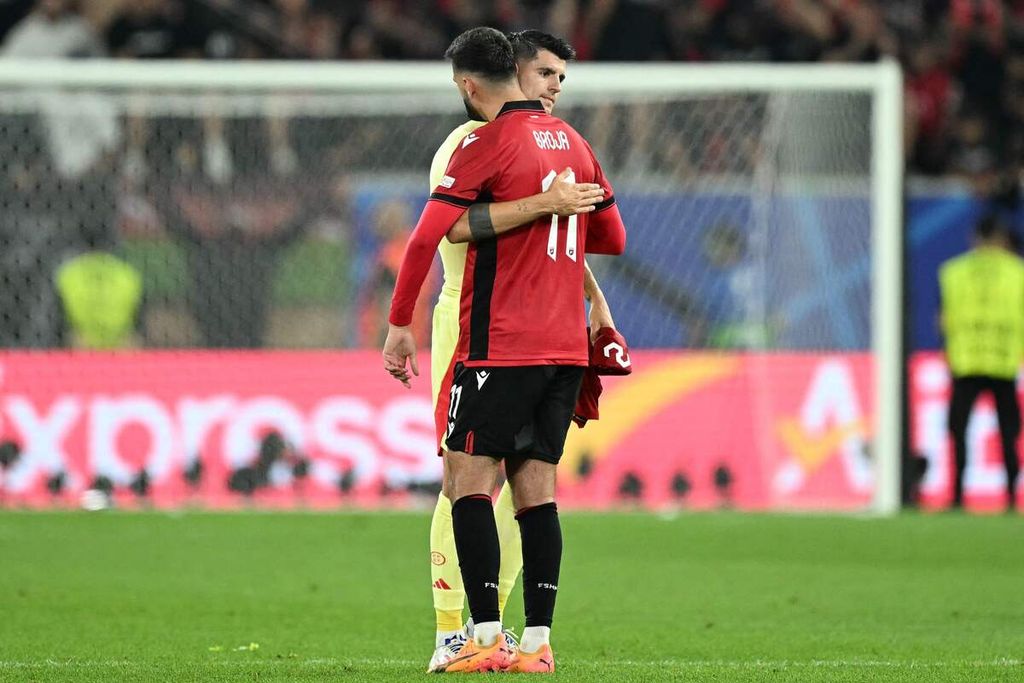 Penyerang Spanyol, Alvaro Morata, berpelukan dengan penyerang Albania, Armando Broja, setelah pertandingan Grup B Piala Eropa 2024 antara Albania dan Spanyol di Stadion Markus Spiel Arena, Duesseldorf, Jerman, Selasa (25/6/2024) dini hari WIB. Laga berakhir dengan kemenangan Spanyol, 1-0. 