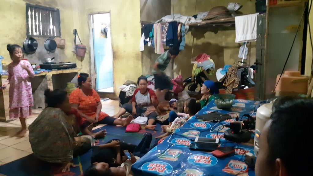 Suasana dapur rumah Raskah (64), warga yang merelakan rumahnya menjadi posko pengungsian korban tsunami Selat Sunda, Rabu (26/12/2018). Rumah ini berada di Kampung Cibenda, Desa Sukarame, Kecamatan Carita, Pandeglang, Banten.