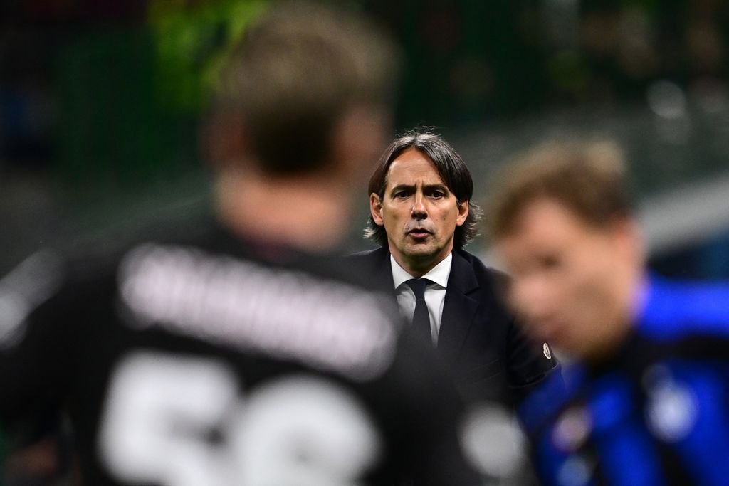 Pelatih Inter Milan Simone Inzaghi memperhatikan duel anak asuhannya menghadapi AC Milan pada laga pertama semifinal Liga Champions, 11 Mei 2023 WIB, di Stadion San Siro. Inzaghi menjadi juru taktik ketiga yang membawa Inter ke final Liga Champions.