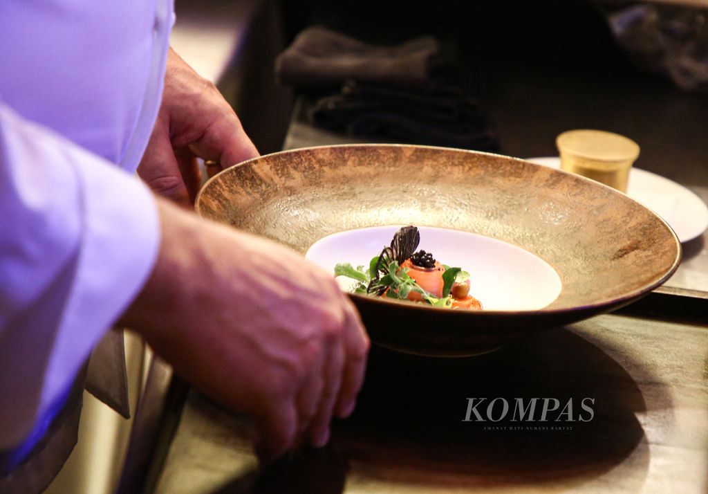 Salah satu menu yang akan dihidangkan dalam makan mewah (<i>fine dining</i>) di restoran di Ubud, Kabupaten Gianyar, Bali, 20 November 2021.  