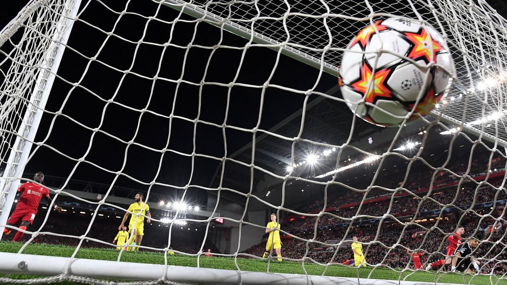 Striker Liverpool, Sadio Mane (kiri), melihat bola hasil tendangannya merobek jala gawang Villarreal pada laga pertama semifinal Liga Champions Eropa di Stadion Anfield, Liverpool, Jumat (28/4/2022) dini hari WIB. Liverpool menang, 2-0.