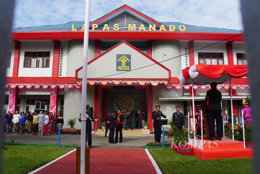 Pegawai Kantor Wilayah Kementerian Hukum dan HAM Sulawesi Utara mempersiapkan diri mengikuti upacara bendera untuk memperingati hari kemerdekaan ke-78 RI di Lapas Kelas IIA Manado, Sulawesi Utara, Kamis (17/8/2023).