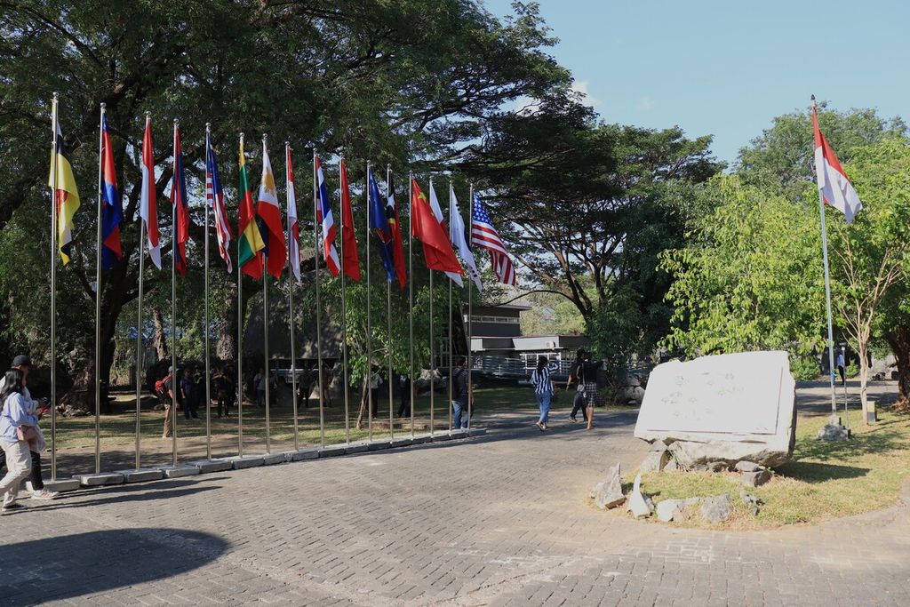 Bendera dari negara-negara anggota ASEAN dan sejumlah negara mitra ASEAN berkibar di Taman Arkeologi Leang-leang, Kabupaten Maros, Sulawesi Selatan, pada Senin (9/10/2023). Tempat ini akan dikunjungi oleh sekitar 200  delegasi ASEAN yang ikut dalam acara Forum Tingkat Tinggi ASEAN tentang pembangunan inklusif bagi penyandang disabilitas dan  kemitraan pasca-2025 di Makassar pada 10-12 Oktober 2023.