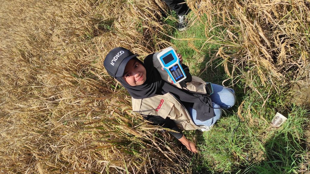Petugas Indico, anak perusahaan Telkomsel, memperkenalkan IoT sensor pendeteksi kondisi tanah yang dipakai Gapoktan Tani Makmur Kecamatan Selogiri, Senin (26/6/2023), di Desa Pule, Kecamatan Selogiri, Wonogiri, Jawa Tengah.