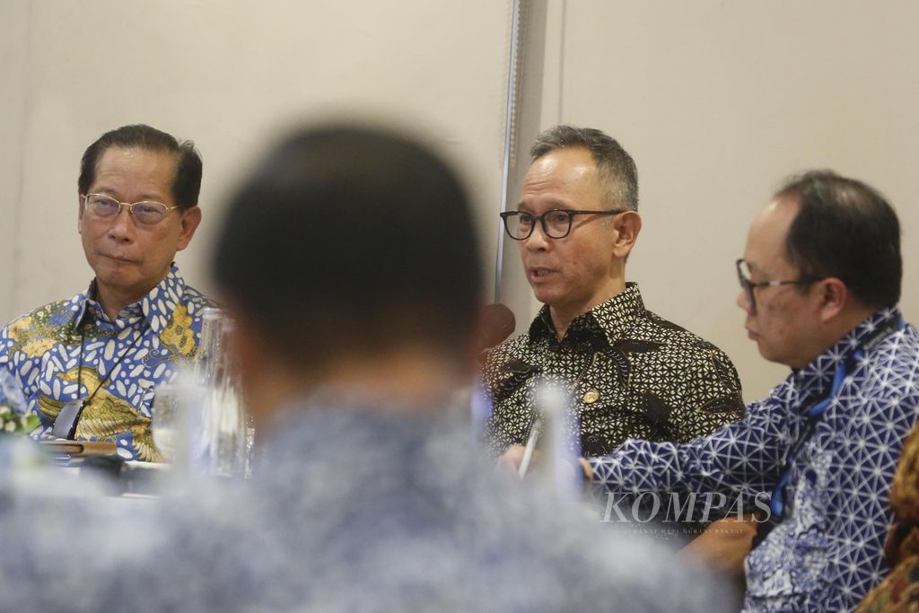 Ketua Dewan Komisioner OJK Mahendra Siregar (tengah) menjadi pembicara bersama Presiden Direktur BCA Jahja Setiaatmadja (kiri) pada Kompas Collaboration Forum di Gedung Kompas Gramedia, Jakarta, Jumat (14/4/2023). 