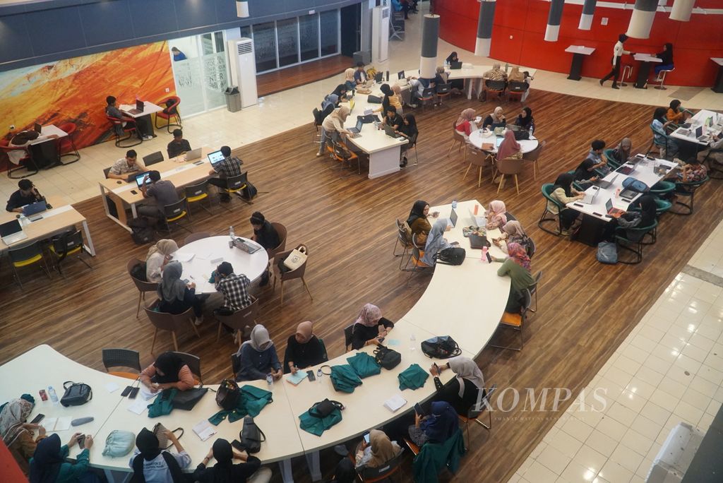 Dozens of young people are active in the co-working space (<i>co-working space</i>) on the second floor of the Bagindo Aziz Chan Youth Center in Padang City, West Sumatra, Wednesday (24/4/2024).