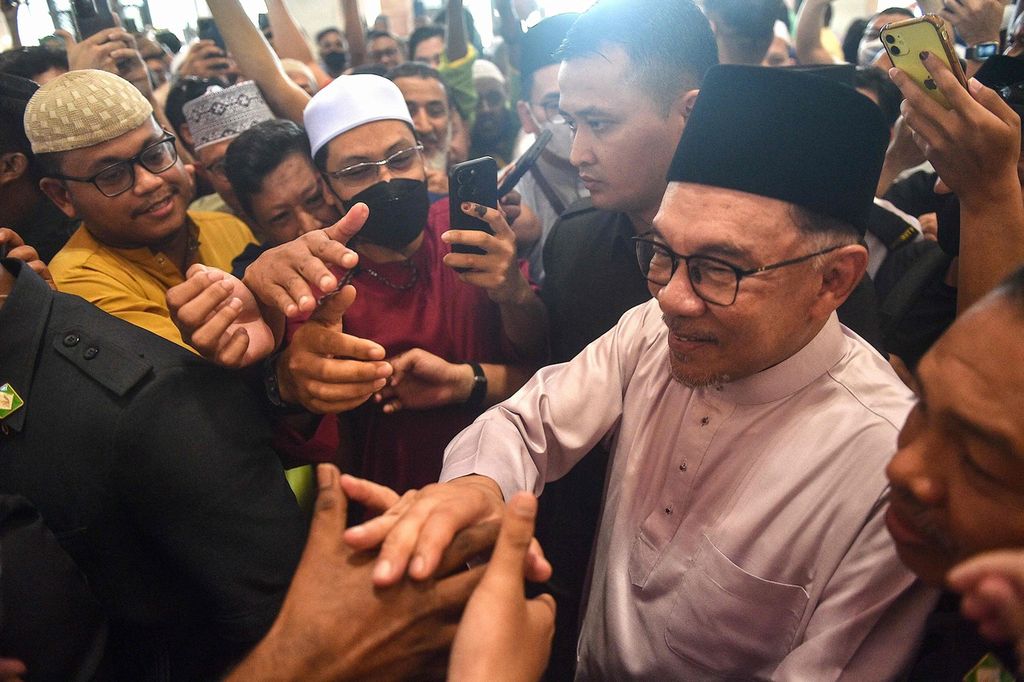 Perdana Menteri Malaysia Anwar Ibrahim menyapa warga seusai menunaikan shalat Jumat di Masjid Putra, Putrajaya, Malaysia, 25 November 2022. 