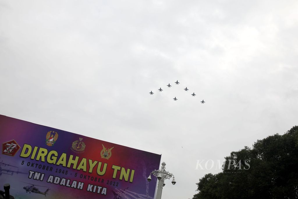 <i>Fly pass</i> pesawat tempur TNI Angkatan Udara memeriahkan peringatan HUT Ke-77 TNI di Istana Merdeka, Jakarta, Rabu (5/10/2022). 