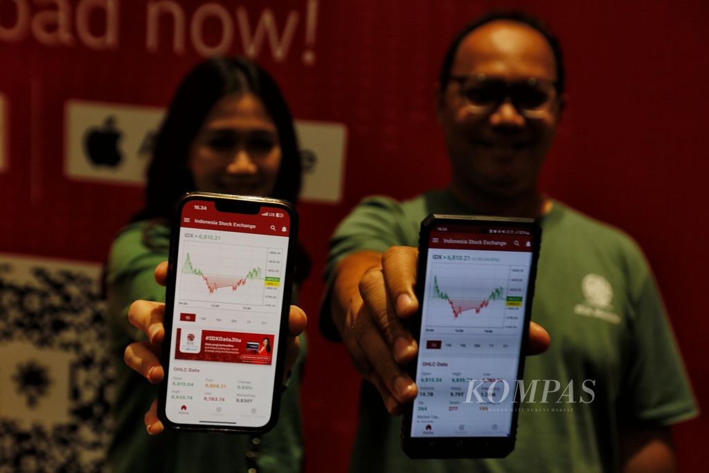 Pegawai Bursa Efek Indonesia menunjukkan aplikasi IDX Mobile saat diluncurkan di Jakarta, Kamis (13/7/2023). 