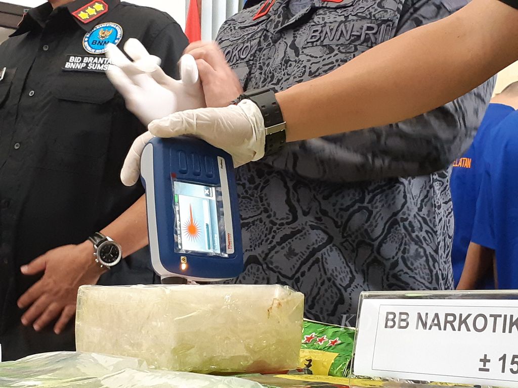 Petugas Badan Narkotika Nasional Provinsi Sumatera Selatan memeriksa keaslian sabu yang mereka dapat dari sindikat internasional di ruas Tol Trans-Sumatera, Senin (31/1/2022). Terdapat 15 kilogram sabu yang disita dari Pekanbaru, Riau.