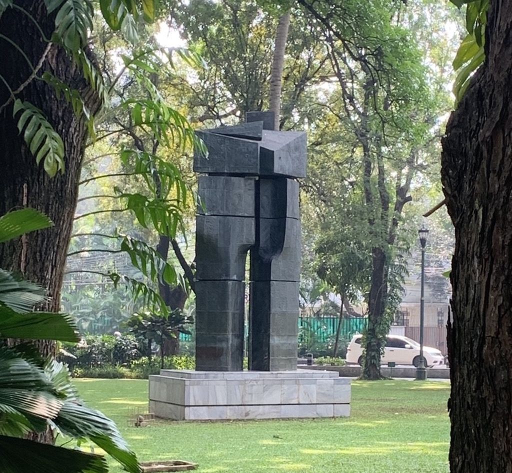 Patung Peace karya Sunaryo di Taman Suropati, Jakarta.