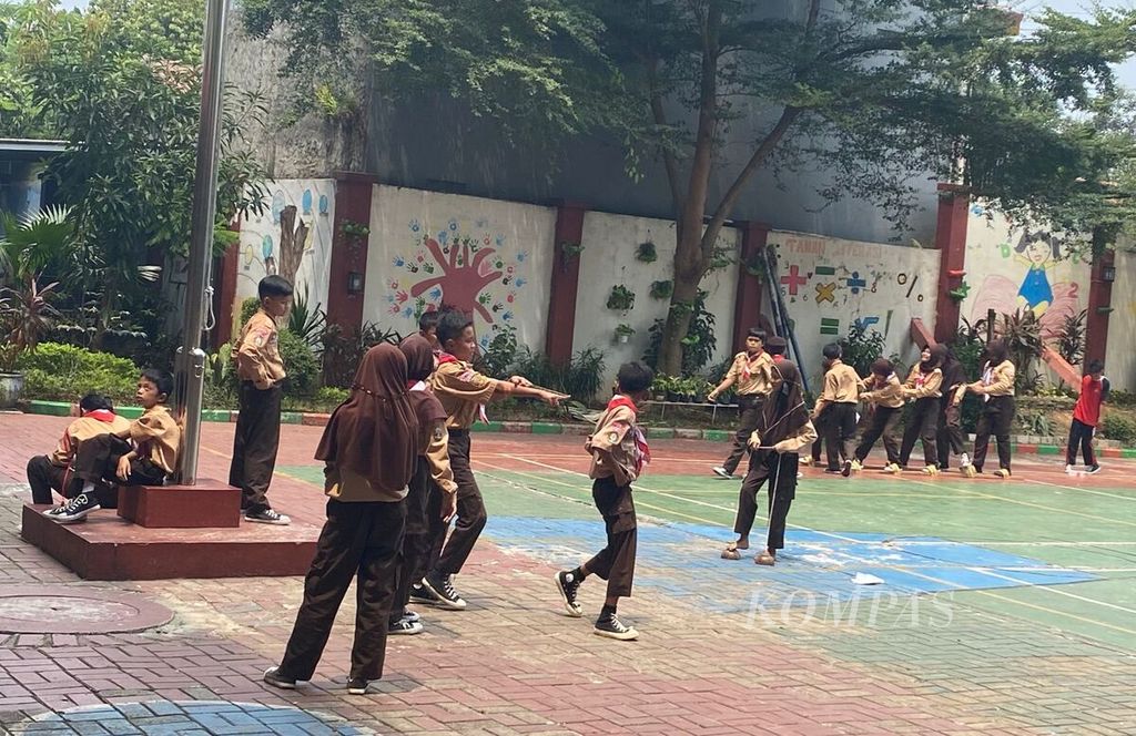 Siswa bermain di halaman SDN Lubang Buaya 06 Pagi, Jakarta Timur, Rabu (6/9/2023).