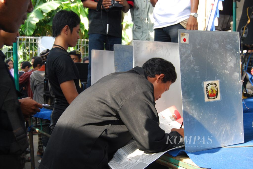 Sejumlah pemilih pemula berlatih mencontreng surat suara dalam simulasi pemilu yang digelar Dewan Pimpinan Cabang (DPC) Partai Kebangkitan Bangsa dan Yaqut Center Kabupaten Rembang, Sabtu (14/2/2009) di Rembang, Jawa Tengah. Simulasi itu bertujuan menyelamatkan suara pemilih mula di Rembang yang berjumlah sekitar 25 persen dari seluruh jumlah pemilih.