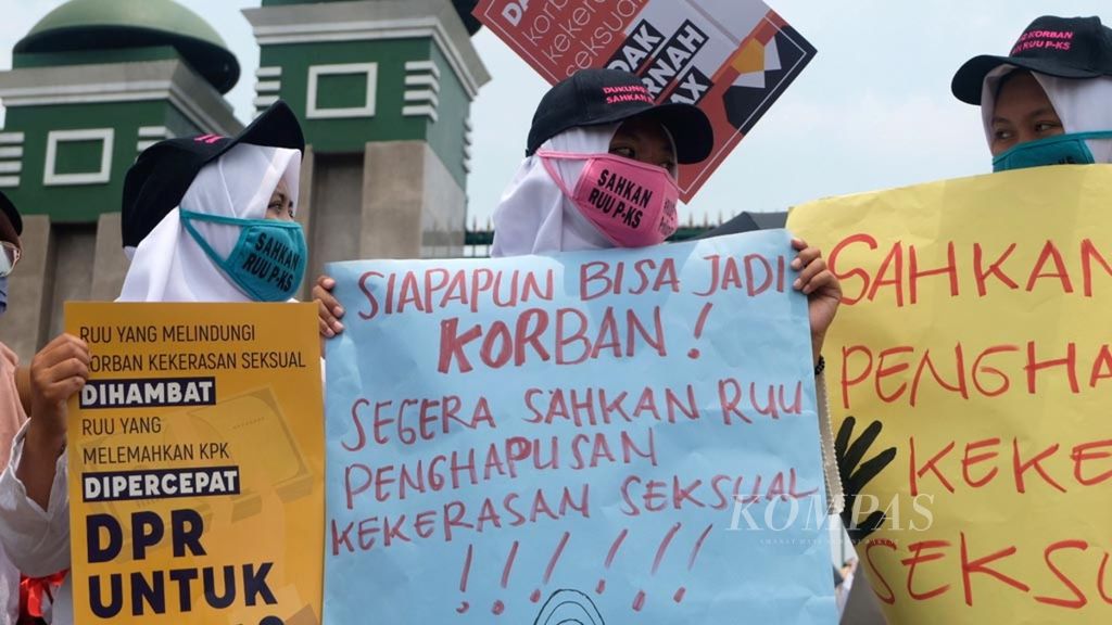 Peserta aksi yang tergabung dalam Gerakan Masyarakat Sipil (Gemas) untuk Rancangan Undang-Undang Penghapusan Kekerasan Seksual (RUU PKS) menggelar aksi, Selasa (17/9/2019), di gerbang DPR, Senayan, Jakarta. 