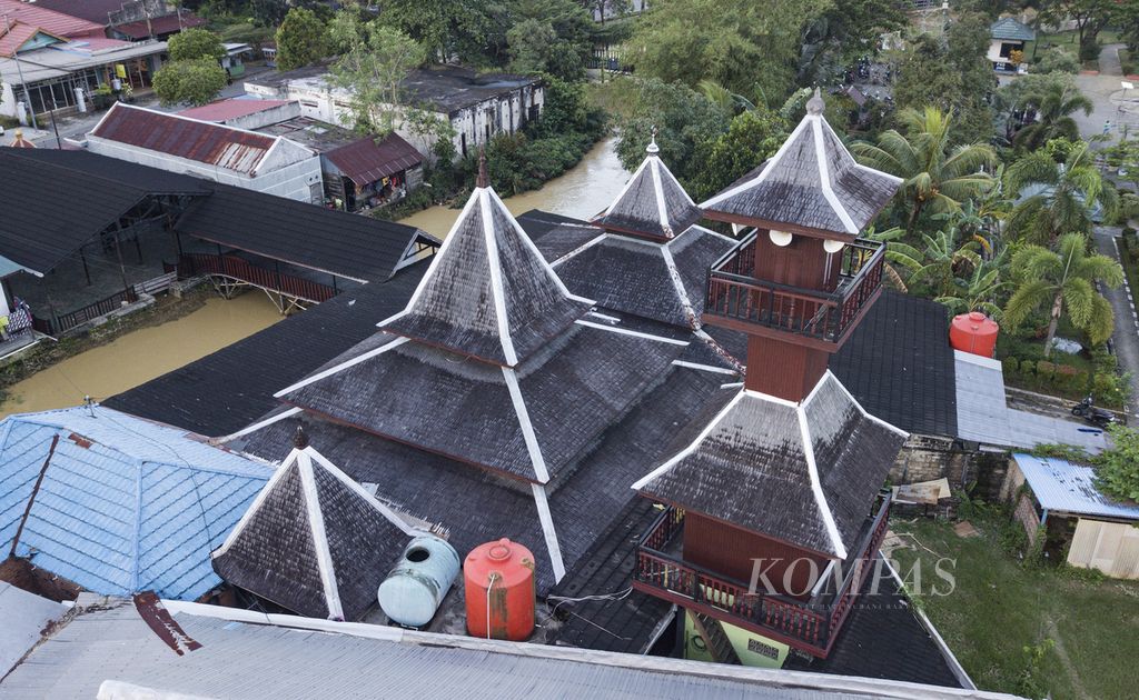 Masjid Tua Al-Wahhab di Kelurahan Bontang Kuala, Kecamatan Bontang Utara, Kota Bontang, Kalimantan Timur, Kamis (8/6/2023). Masjid tersebut diyakini telah ada sejak tahun 1789 dan menjadi masjid tertua di Bontang.