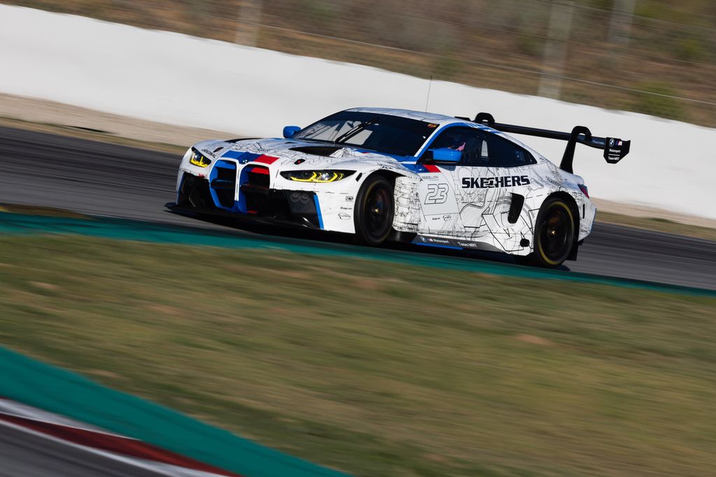 Mobil BMW M Team WRT yang akan dikemudikan Sean Gelael dan Valentino Rossi di balapan Dubai 24 Jam, 13-15 Januari 2023.